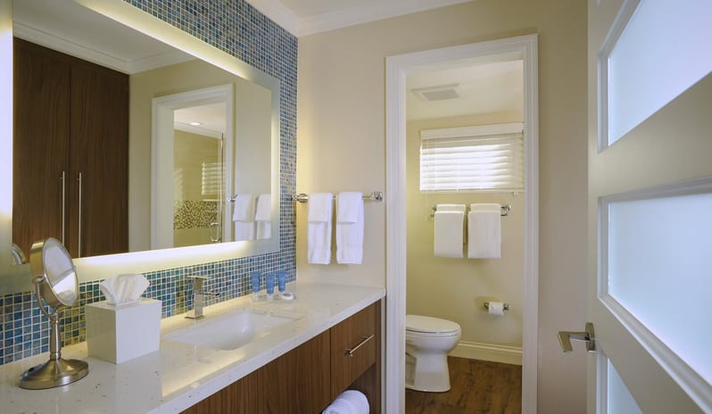 Edgewater Beach Hotel - Suite Bathroom